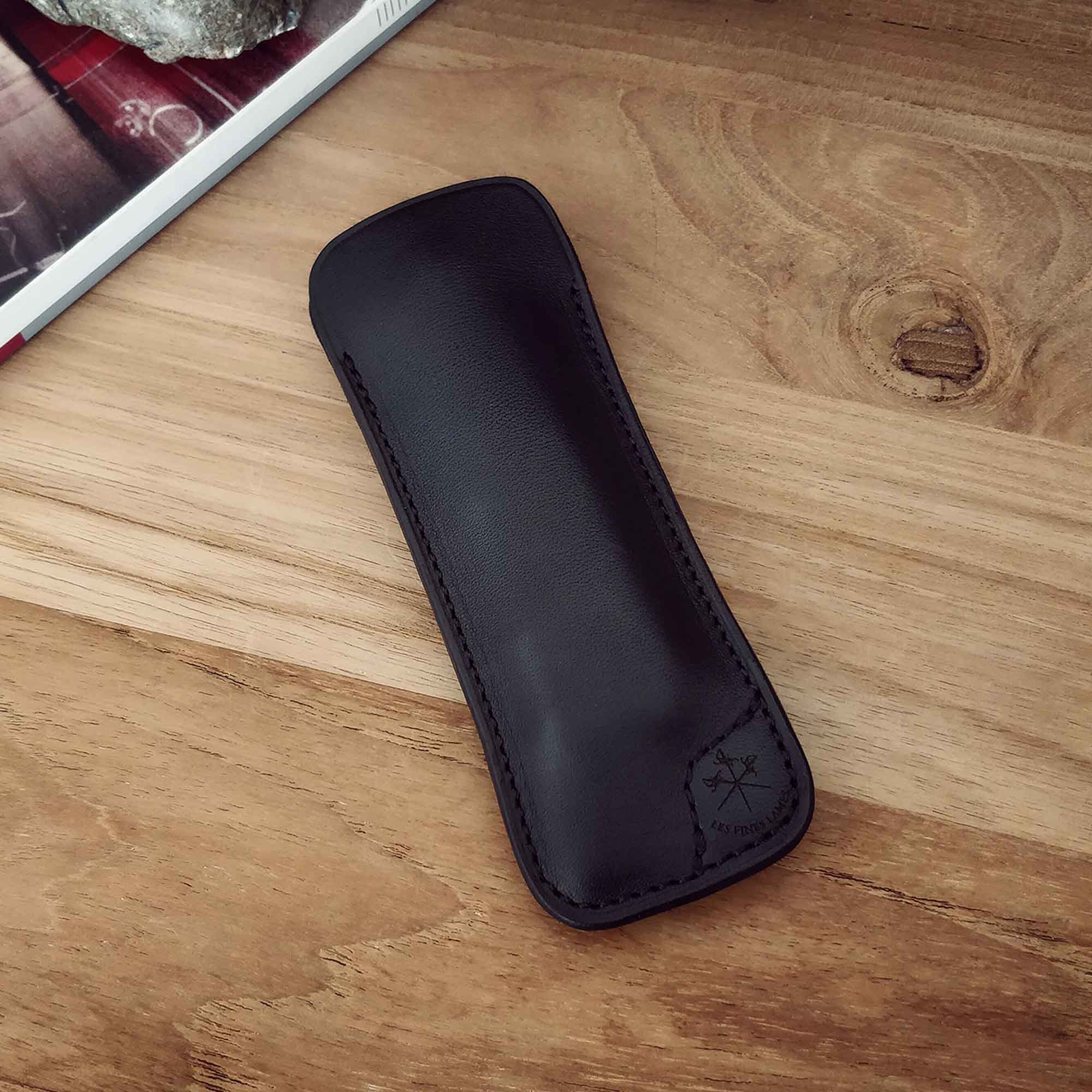 les-fines-lames-lerderetui-le-petit-natural-black-02 Custodia in pelle Les Fines Lames per il coltello Le Petit "Natural Black