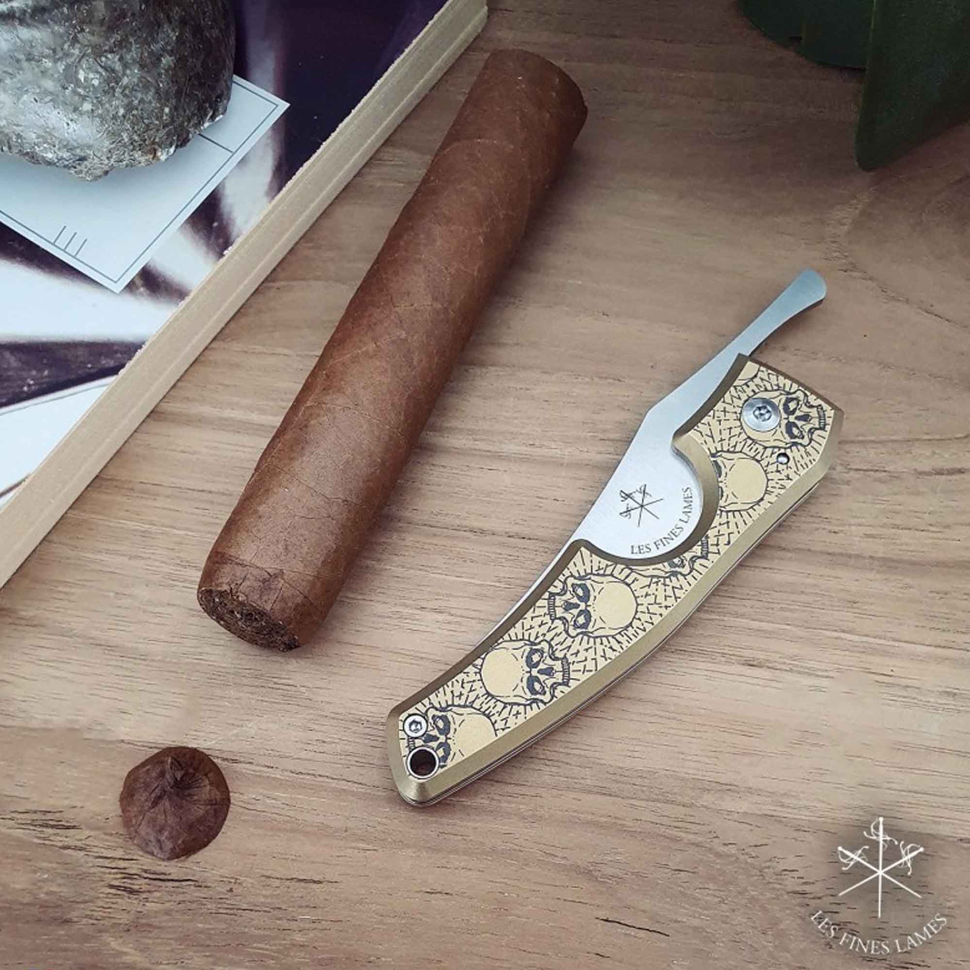 Les Fines Lames cigar knife Le Petit Brass Skulls (CC0203003)